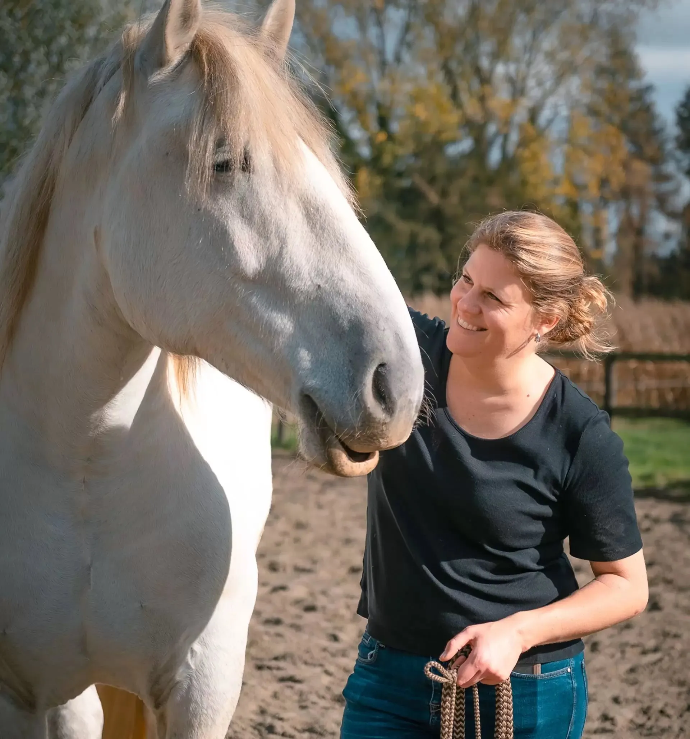 Liesbeth Vandeputte, coach, lors d'une séance d'équicoaching